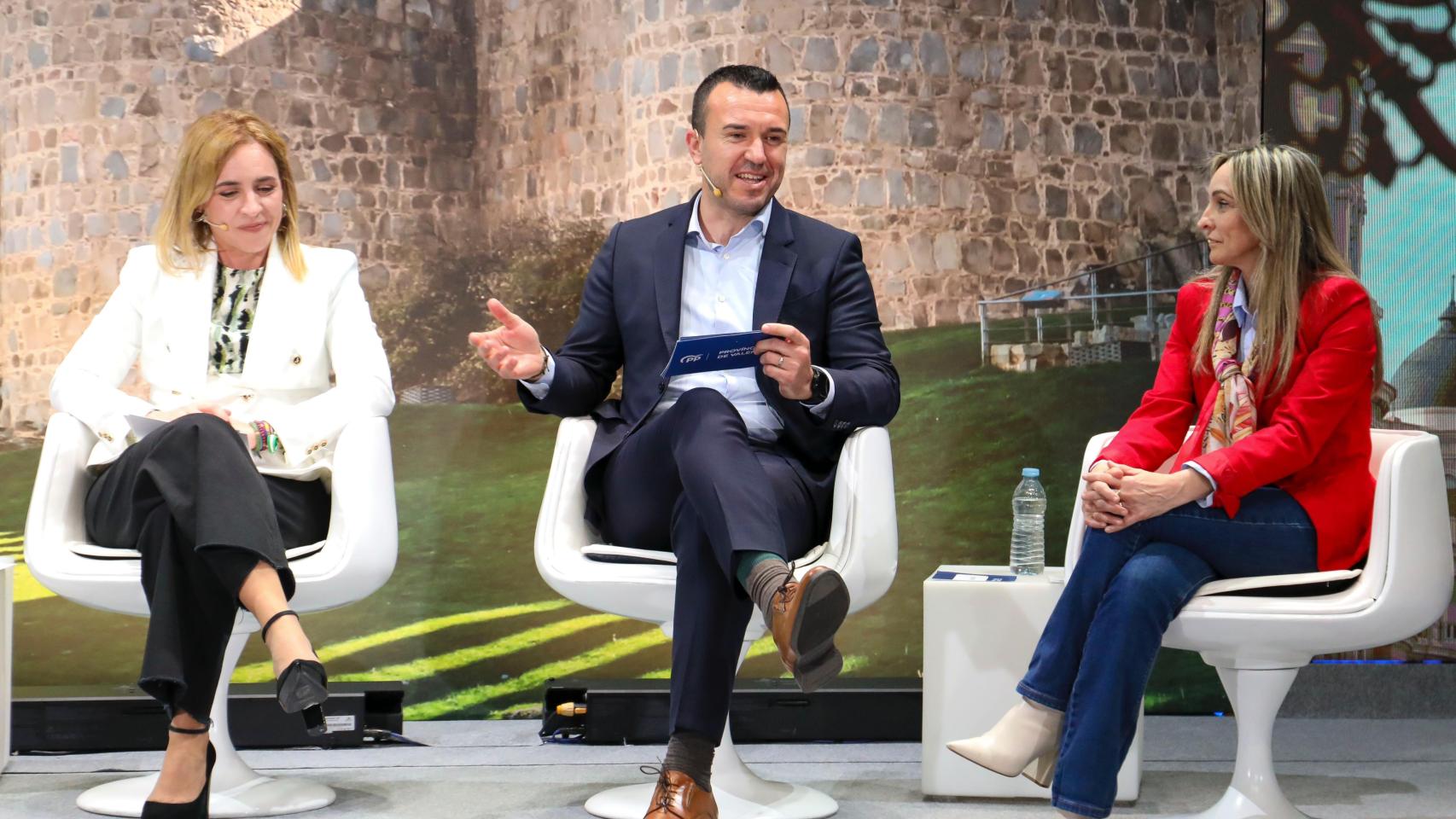 Vicent Mompó, en el centro, durante el encuentro de diputaciones celebrado en Ávila. EE