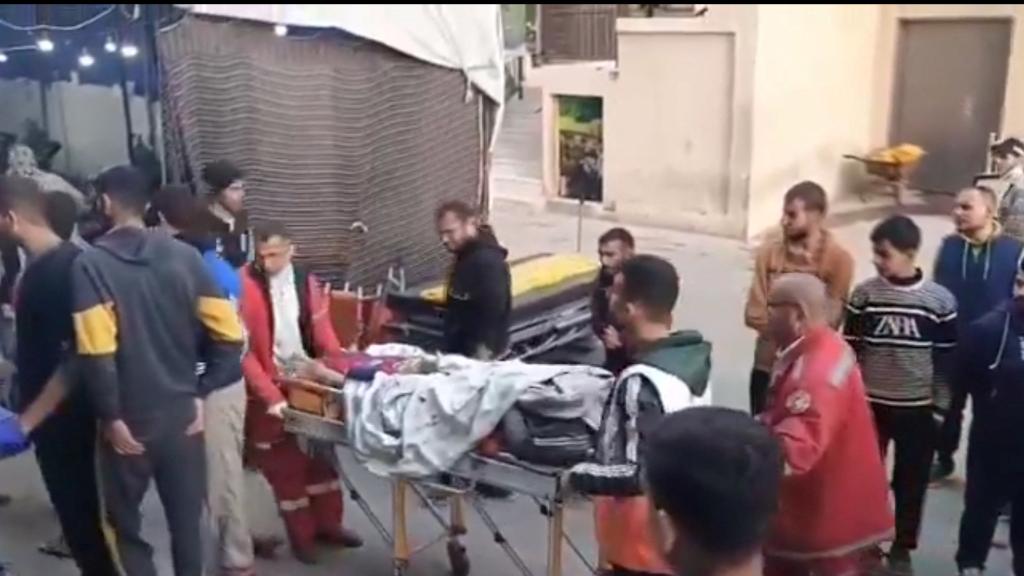 Miembros de la Media Luna Roja Palestina transportan a las víctimas al Hospital Al-Awda,.