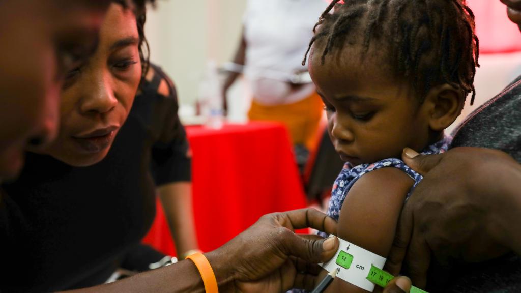 Trabajadores de UNICEF miden las circunferencias de los brazos de los haitianos para saber si se encuentran en situación de desnutrición.