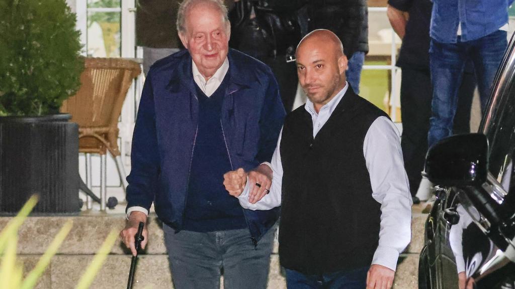 Juan Carlos I saliendo del restaurante, tras la cena.