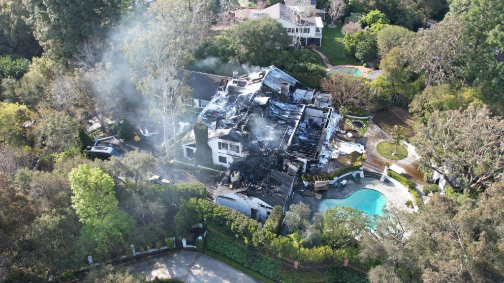 La impactante imagen de cómo el incedio consume la manción de la actriz, en Los Ángeles.