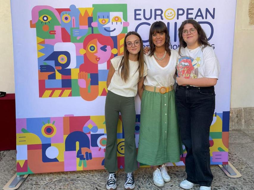 La concejala, Noelia García, junto a miembros del Consejo de la Juventud