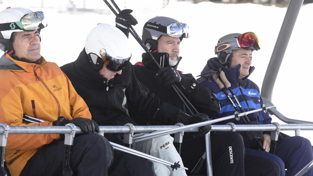 El monarca junto a sus amigos subido en el telesilla, este sábado, 16 de marzo.