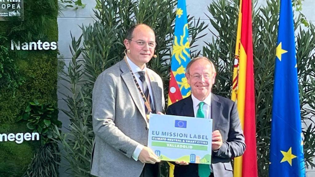 Alejandro García Pellitero recibiendo el sello misión