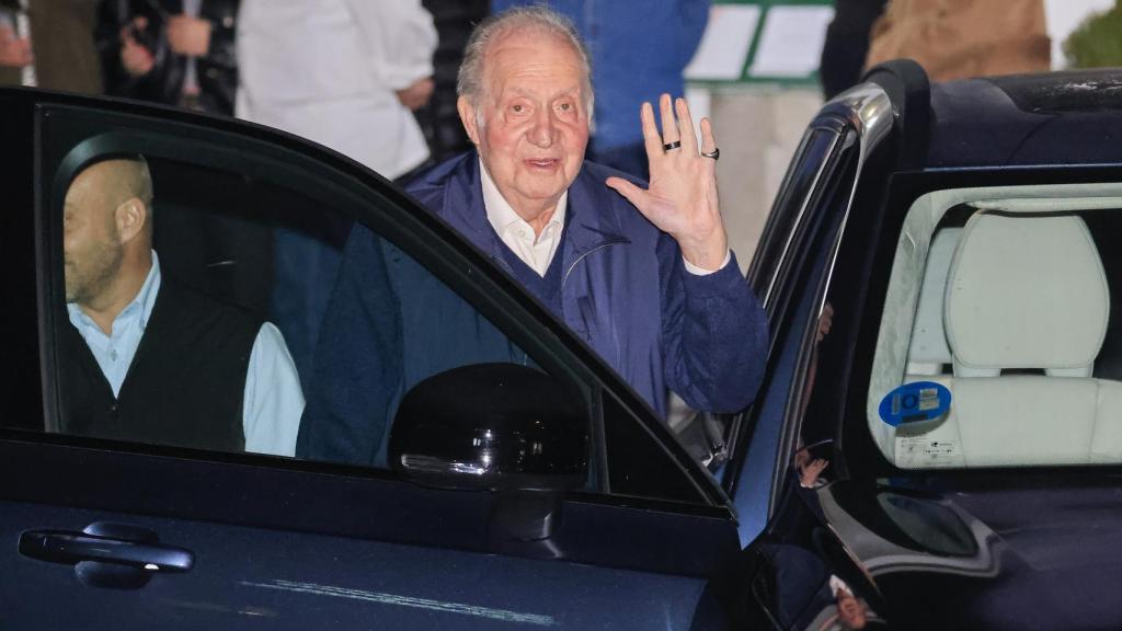 Juan Carlos I, saliendo de cenar de la marisquería Ribadomar, en Cambados, este pasado viernes.