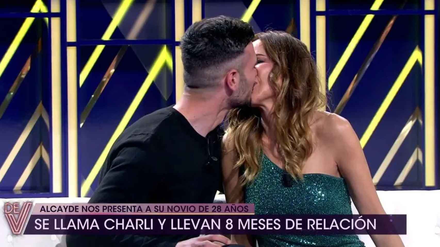 Carmen Alcayde besando a su novio, Charli, en 'De viernes'.
