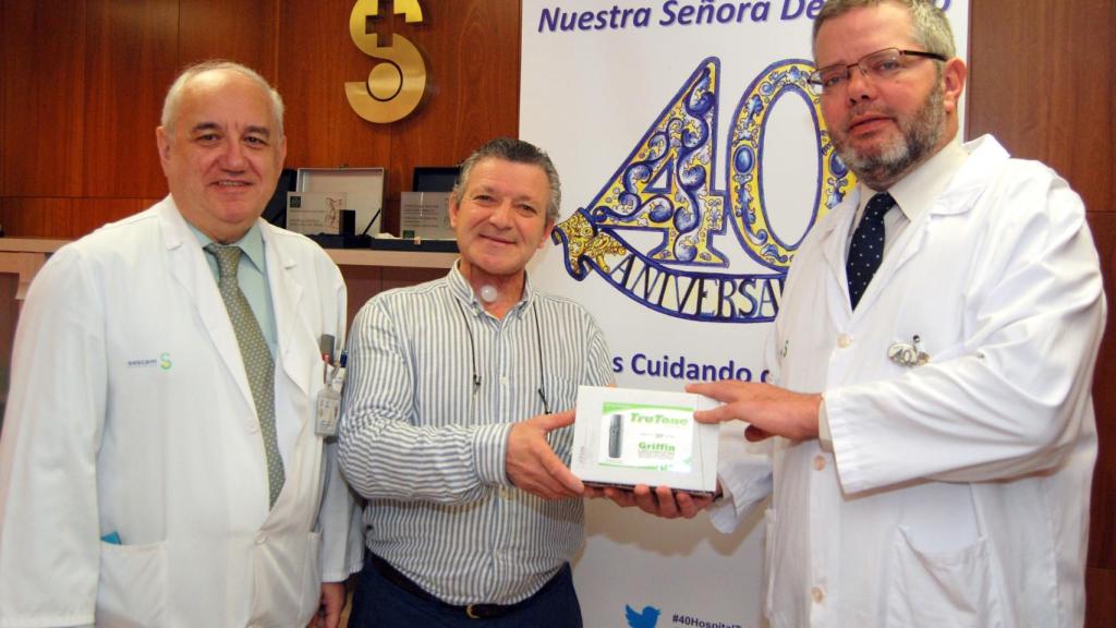 Manuel Villarroel, en el centro de esta fotografía publicada por el SESCAM.