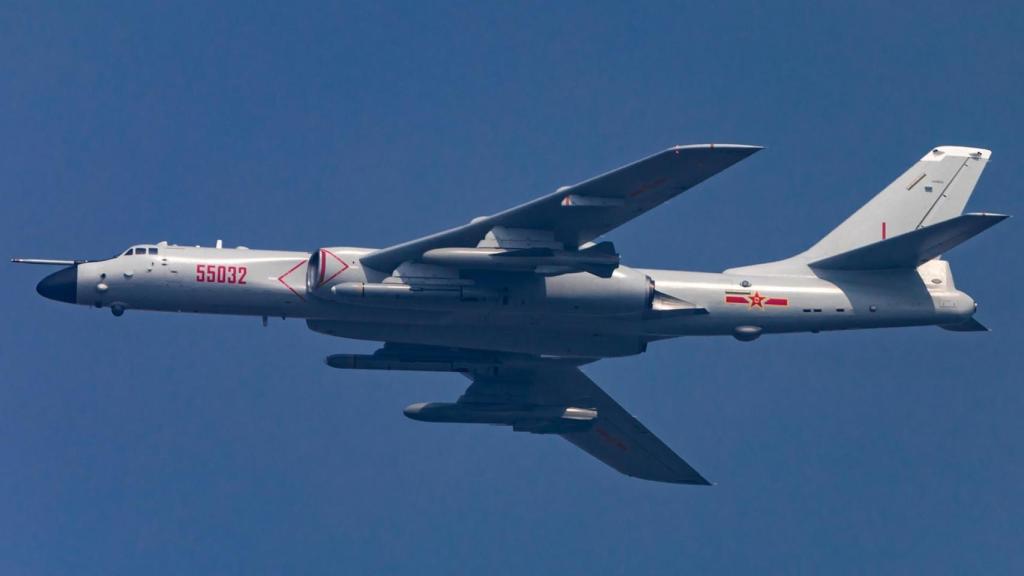 Avión bombardero H-6 donde se acopla el Eagle Strike 21