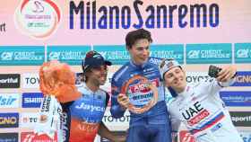 Philipsen, campeón de la Milán-Sanremo, en el podio junto a Matthews y Pogacar.