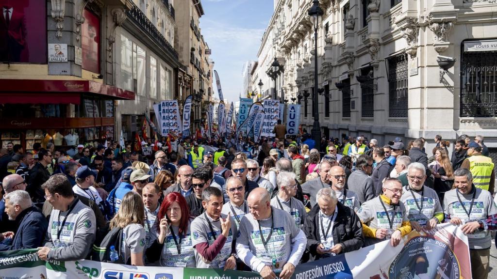 Decenas de personas durante una manifestación de guardias civiles y policías