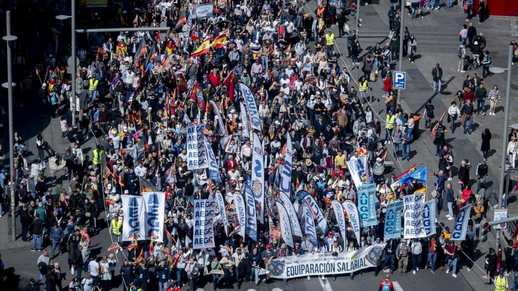 Cientos de personas durante una manifestación de guardias civiles y policías