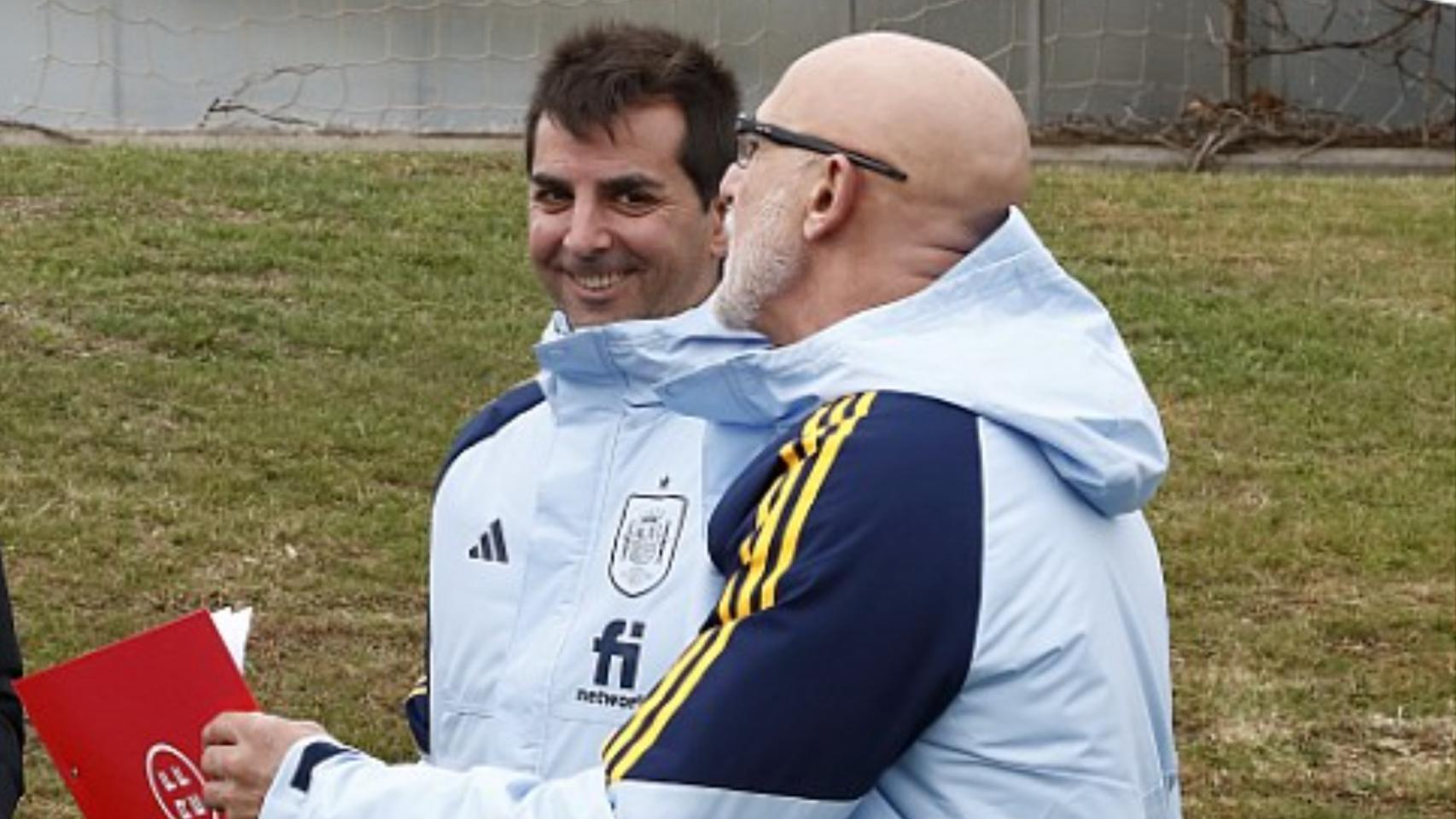 Francis Hernández, coordinador de las categorías inferiores de la RFEF, junto a Luis de la Fuente