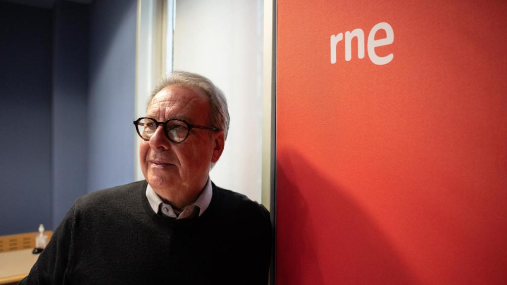 El periodista Josep Cuní, en los estudios de RNE, desde donde presenta y dirige el informativo diario '24 Horas'.