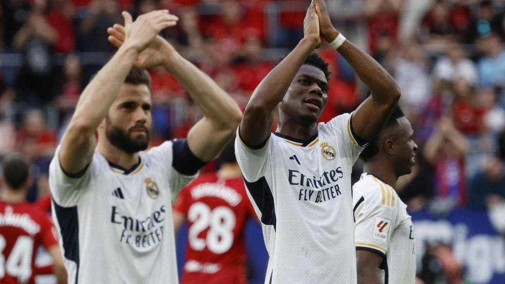 Tchouaméni y Nacho saludan al público.