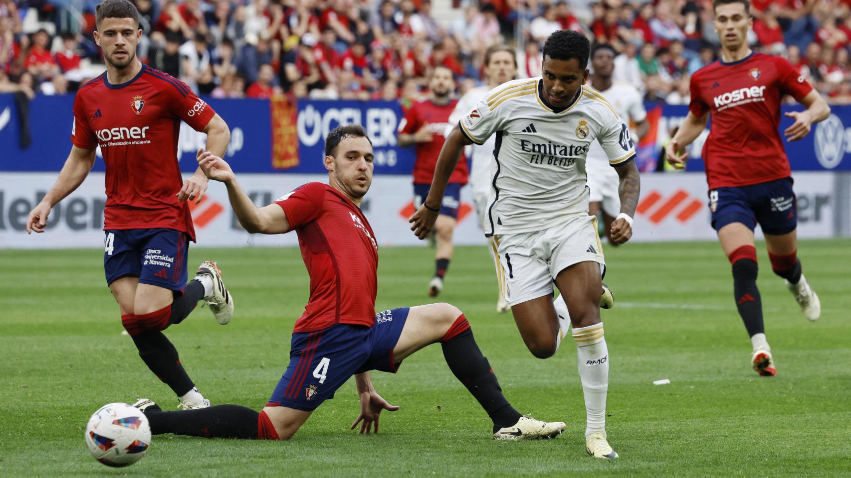 Rodrygo se marcha de los rivales de Osasuna.