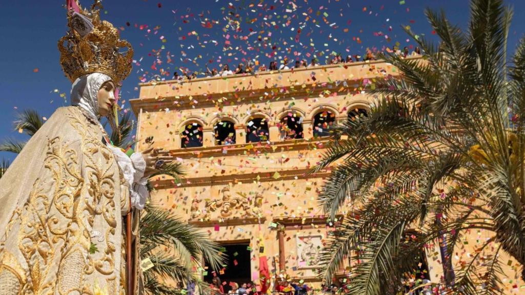 Un detalle de la Virgen durante la procesión de las Aleluyas de Elche en 2023.