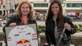 La alcaldesa de Burgos, Cristina Ayala, con la piloto Cristina Gutiérrez, ganadora del Rally Dakar 2024