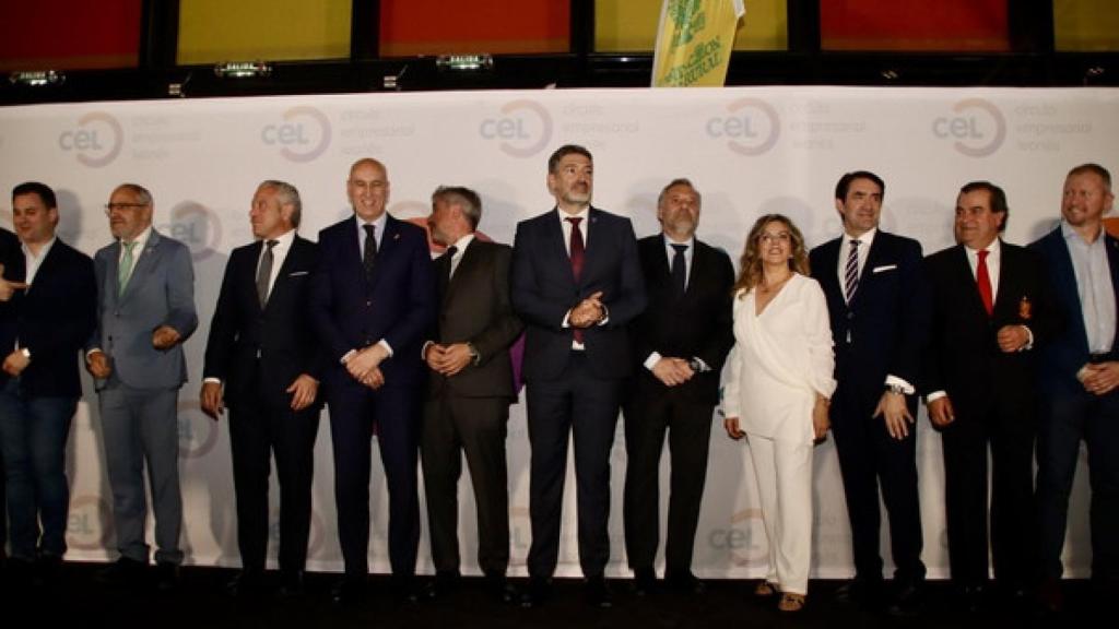 El consejero de Medio Ambiente, Vivienda y Ordenación del Territorio, Juan Carlos Suárez-Quiñones, interviene en la gala de entrega del Círculo de Oro y Distinciones Empresariales 2023 del Círculo de Oro del CEL a la que también asiste el delegado del Gobierno, Nicanor Sen, el alcalde José Antonio Díez, el presidente de las Cortes, Carlos Pollán y otras autoridades