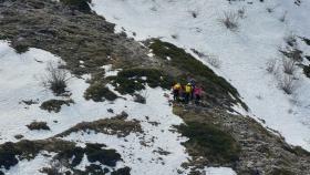 Los rescatadores localizando al joven indispuesto para izarlo en el helicóptero