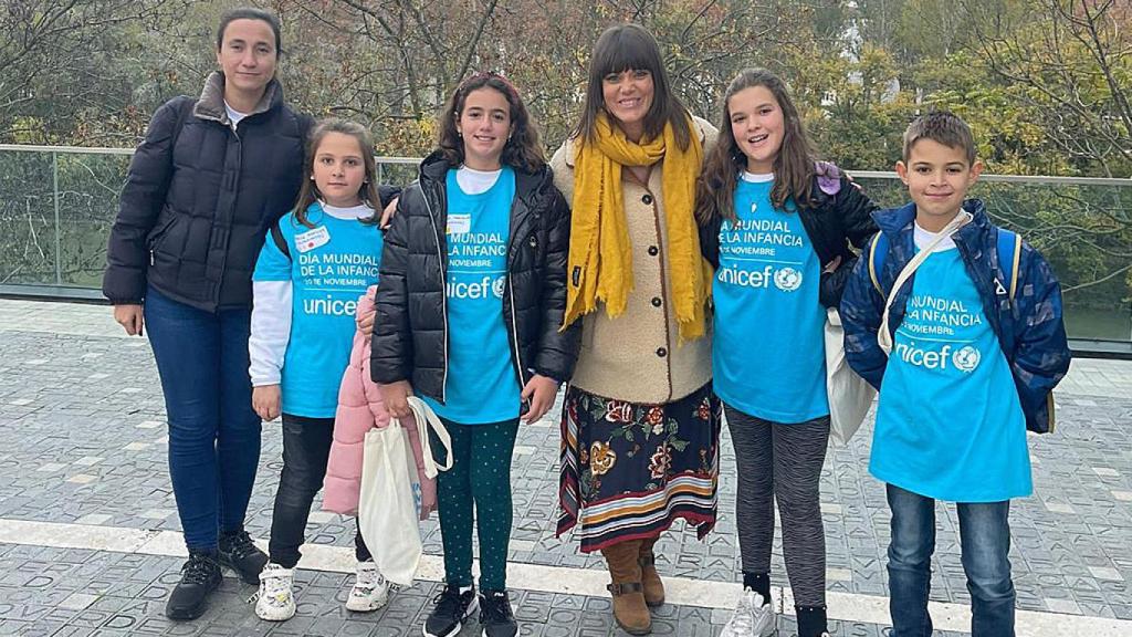 Noelia García, en el centro, junto a jóvenes del Consejo de la Infancia y la Juventud de Aldeamayor