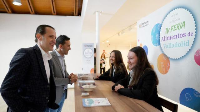 Conrado Íscar en su visita a la Feria Alimentos de Valladolid