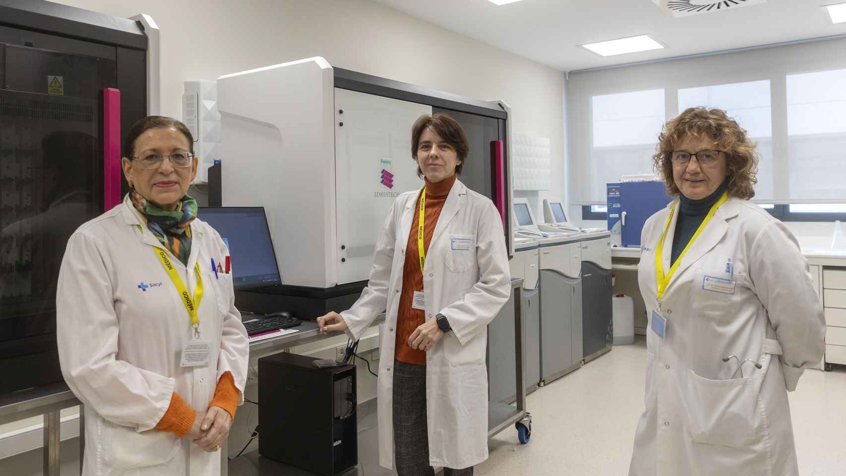 Las doctoras María Isidoro (C), Esther Mª Moreno (I) y Mª Dolores Ludeña (D) con los nuevos equipos de Anatomía Patológica
