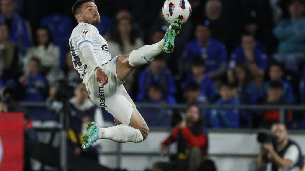 Portu, el jugador del Girona, controla el balón.