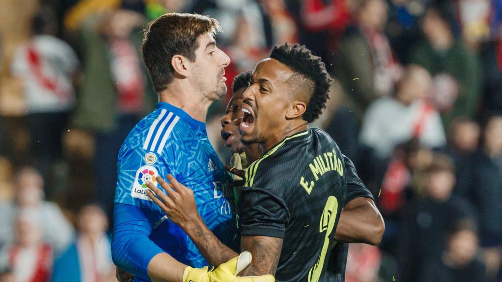 Courtois y Militao, en un partido con el Real Madrid de la pasada temporada