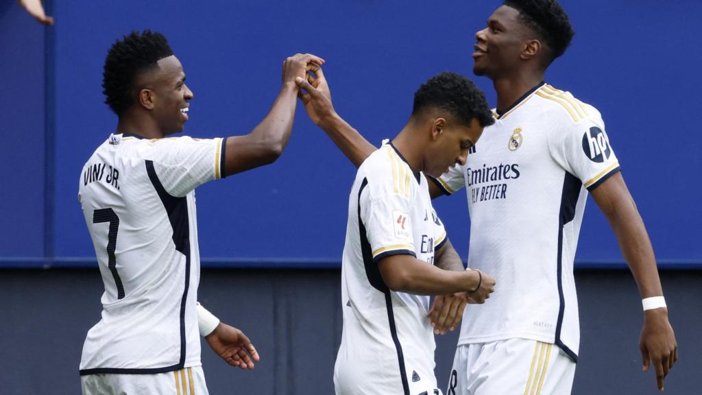 Los jugadores del Madrid celebran el gol de Vinicius.