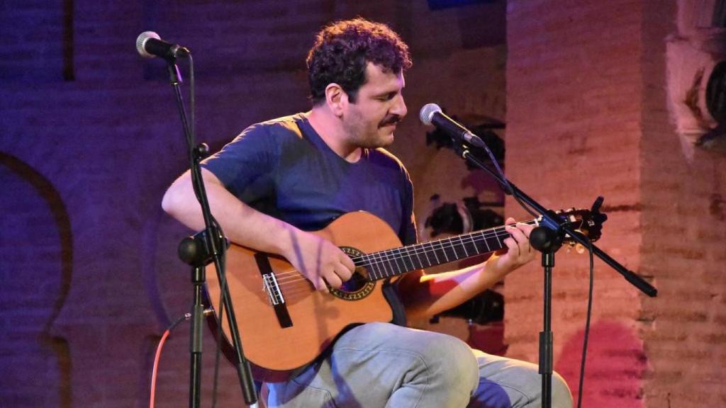 Carlos Ávila actuando en el Círculo de Arte de Toledo. Foto: Carlosavilacantautor.com