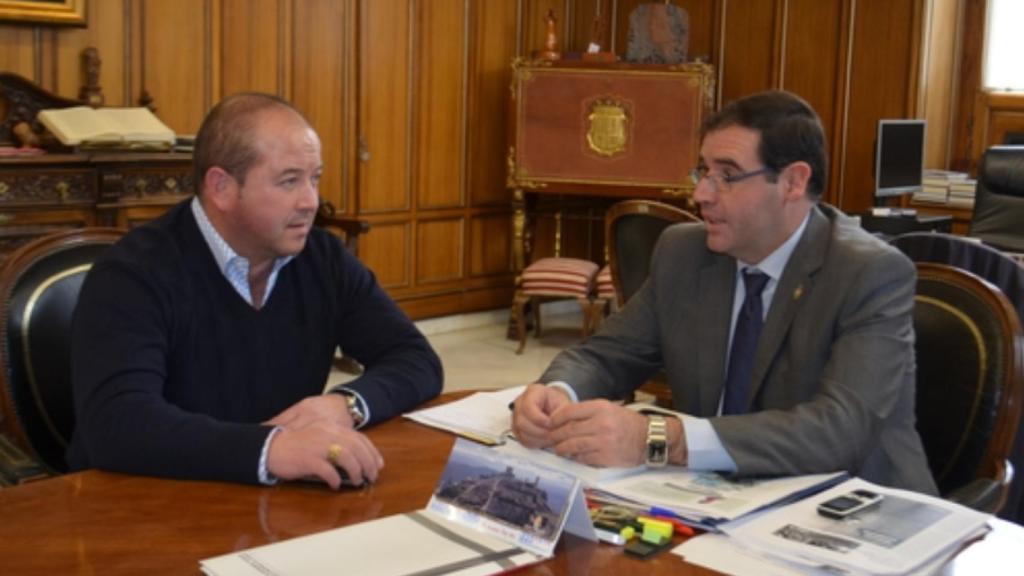 Antonio Ruiz, a la izquierda, y Benjamín Prieto, a la derecha, reunidos en la Diputación de Cuenca.