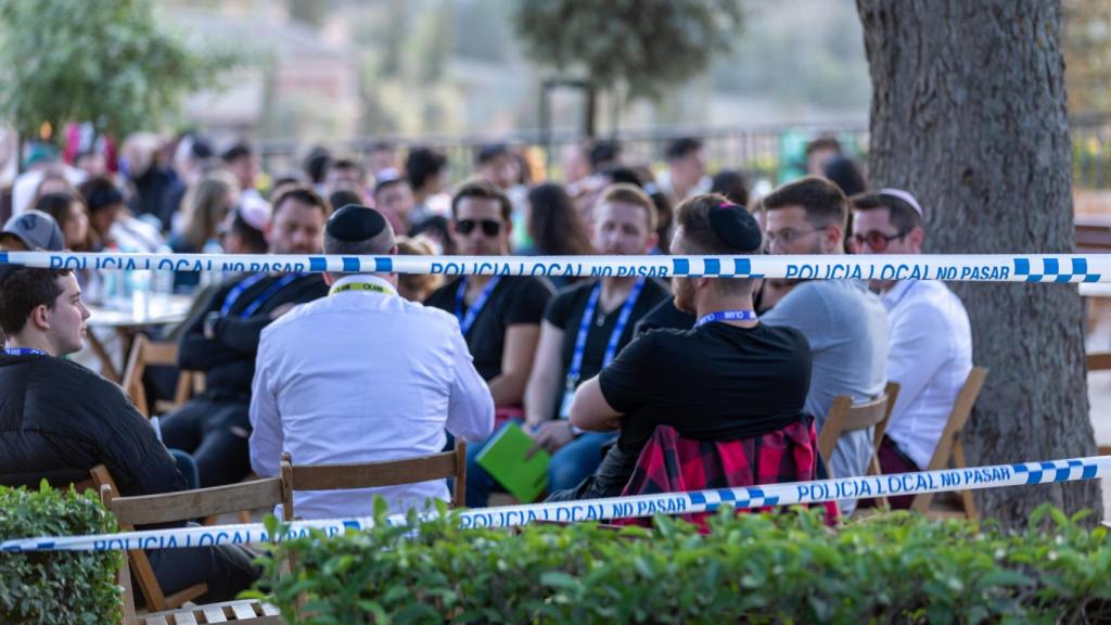 Un precinto de la Policía Local de Toledo durante un concierto en la ciudad.
