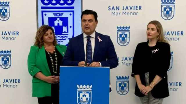 El alcalde de San Javier, José Miguel Luengo, en octubre, anunciando la adjudicación del servicio de agua potable a Aqualia.