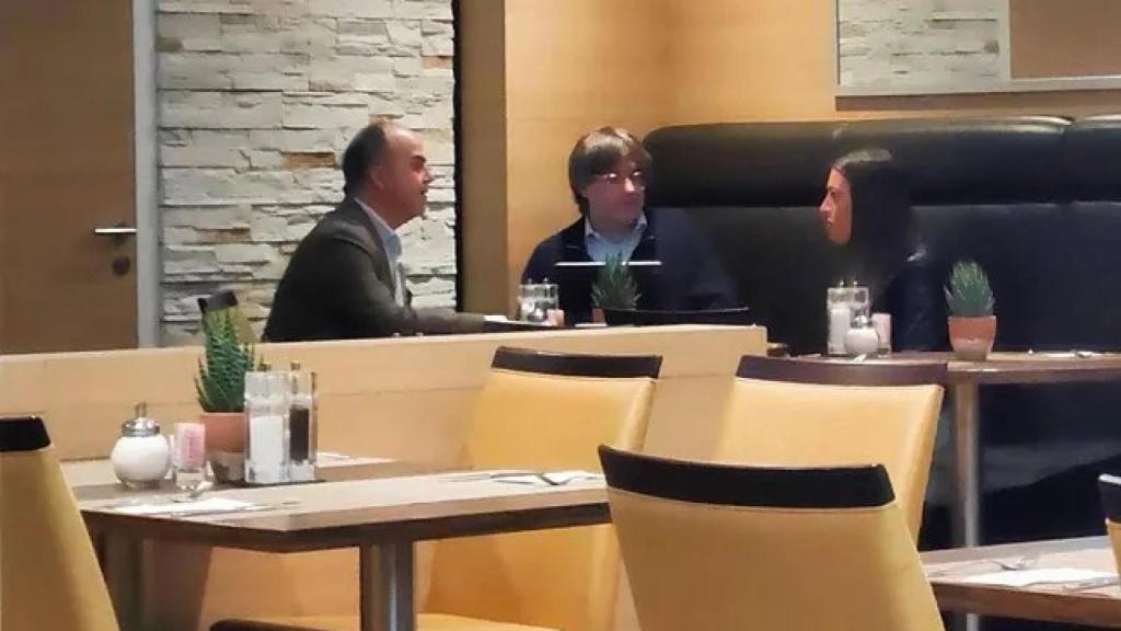 Puigdemont (centro), junto a Turull y Nogueras en Zúrich, el pasado marzo, tras una cita con los negociadores del PSOE.