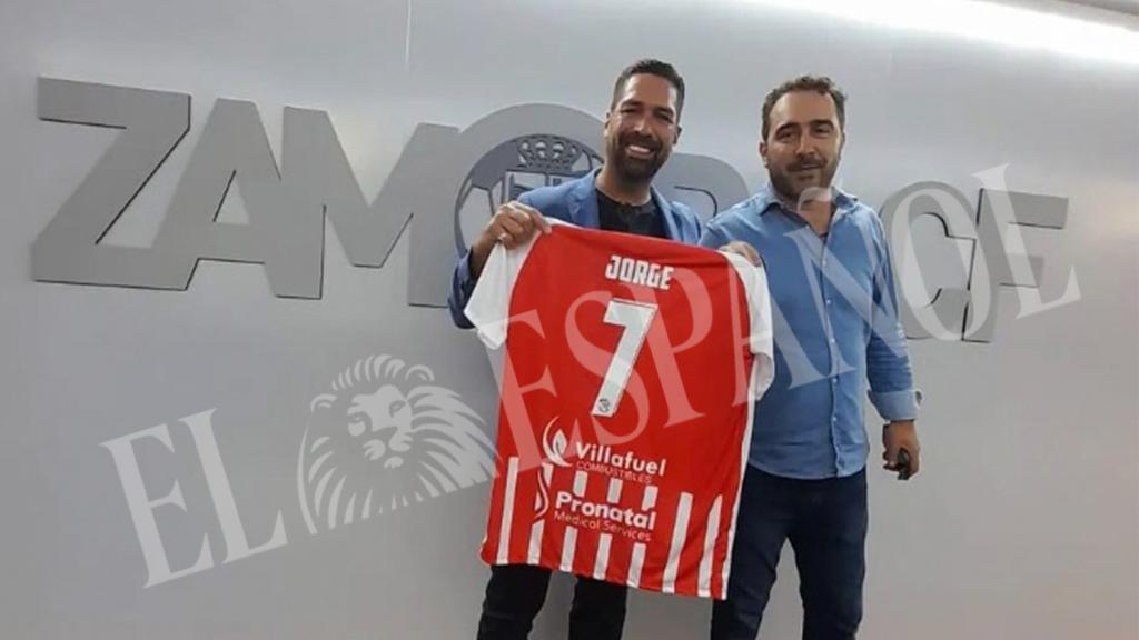 Víctor Aldama junto al espía chavista Brizuela Guevara, en septiembre de 2022 en las oficinas del Zamora CF, mostrando una camiseta del equipo.