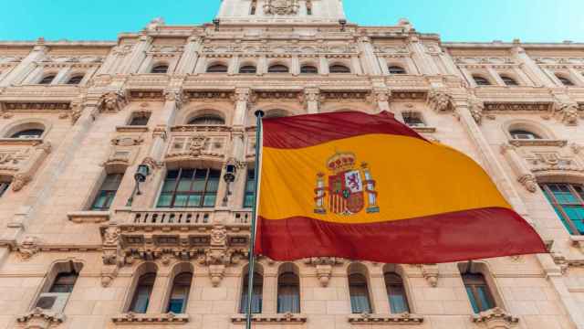Bandera de España en un edificio público.