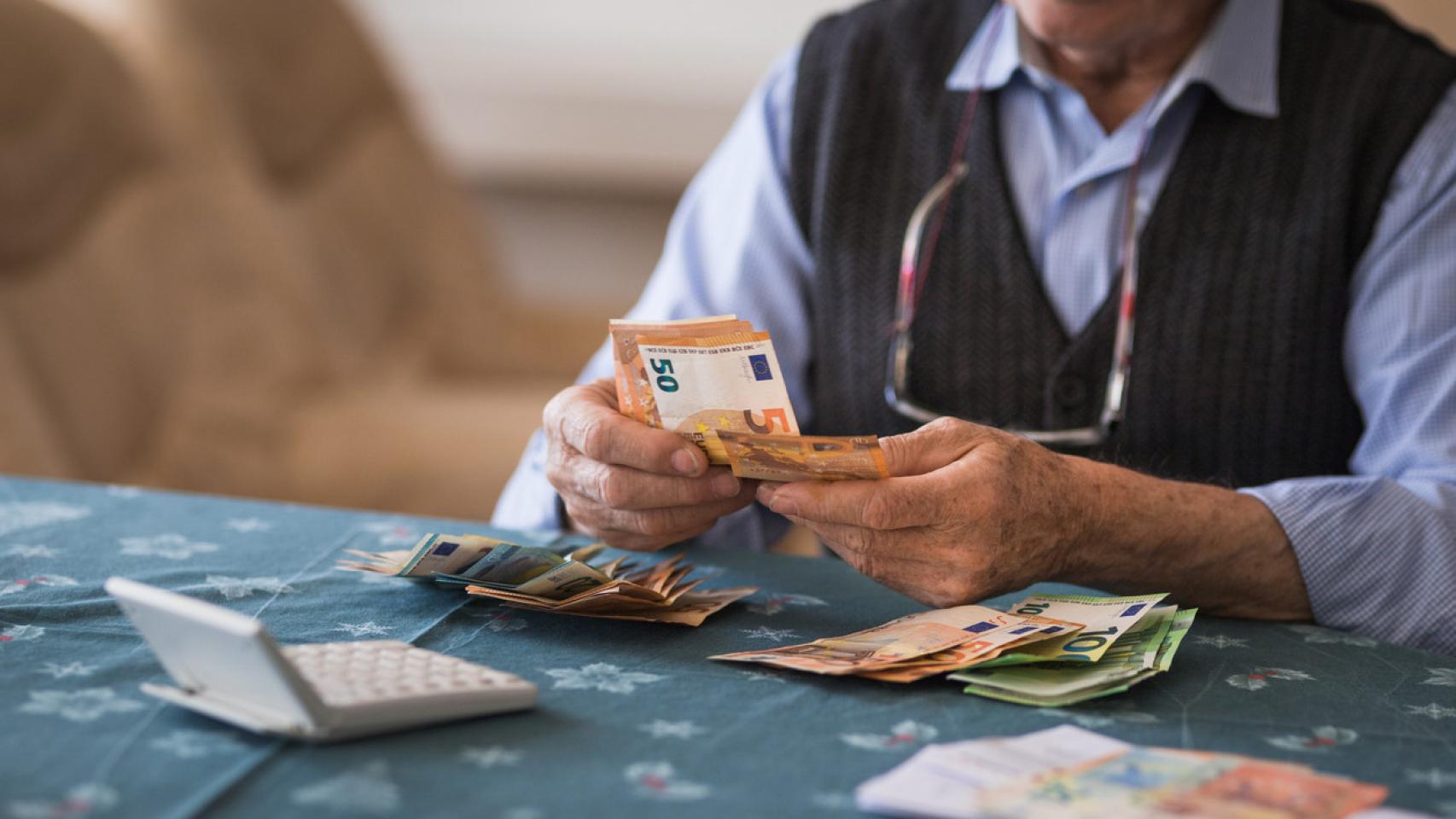 Un hombre cuenta dinero.