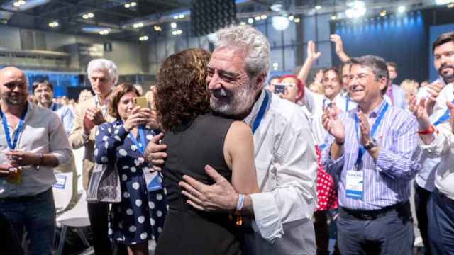 El director del Gabinete de la Presidencia de la Comunidad de Madrid, Miguel Ángel Rodríguez, abraza a la presidenta de Madrid Isabel Díaz Ayuso, en una imagen de archivo.