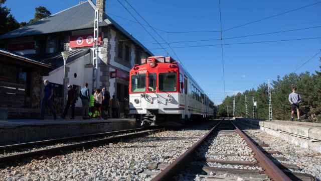 Viajeros junto al tren de Cercanías en el andén de la estación de Cotos, en una imagen de archivo.
