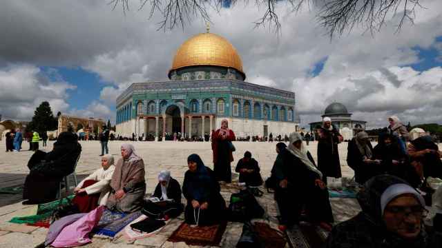 Fieles musulmanes se reúnen antes del comienzo de las primeras oraciones del viernes durante el Ramadán en la Ciudad Vieja de Jerusalén.