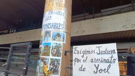 Carteles arrancados en el altar a Yoel Quispe.