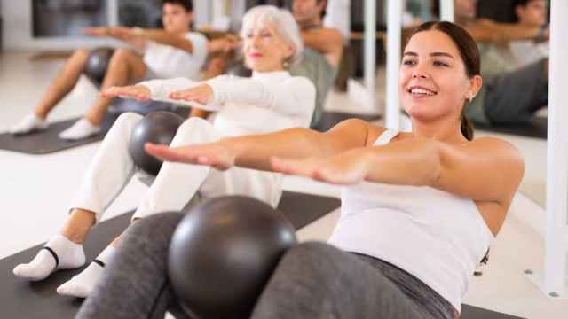 Clase de pilates en una imagen de archivo.