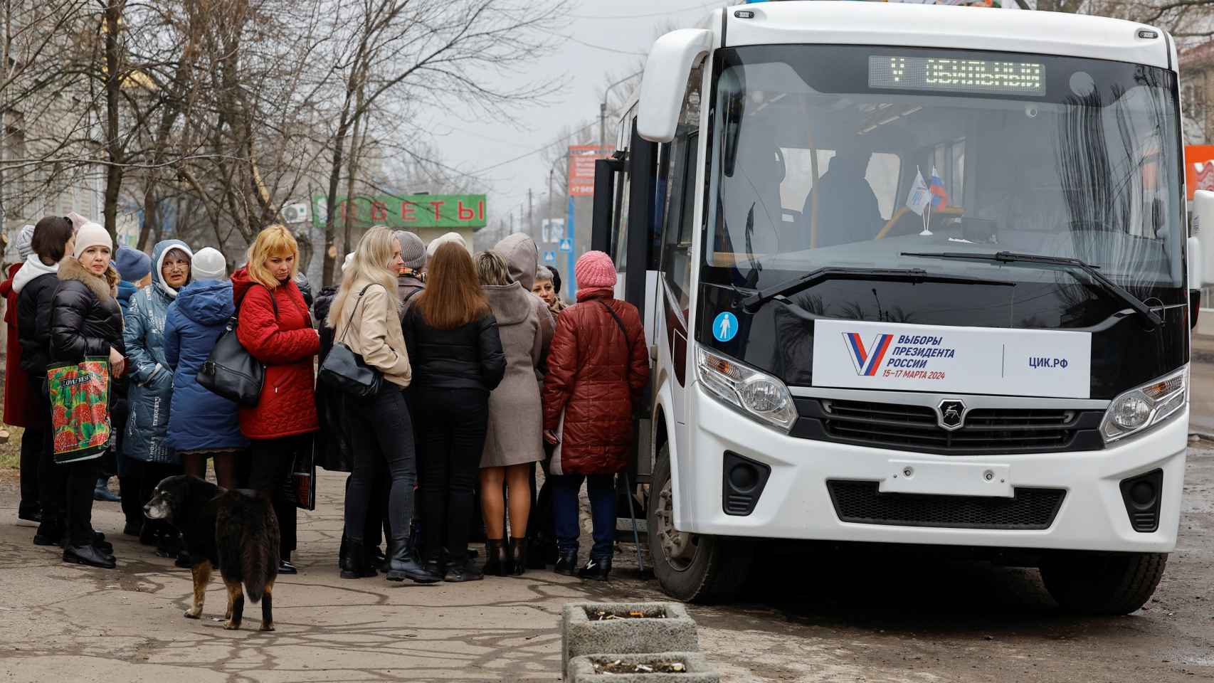 Ciudadanos rusos esperan para votar en las elecciones de Rusia frente a una mesa electoral móvil.