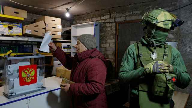 Los residentes de Avdiivka votan en las elecciones presidenciales de Rusia.