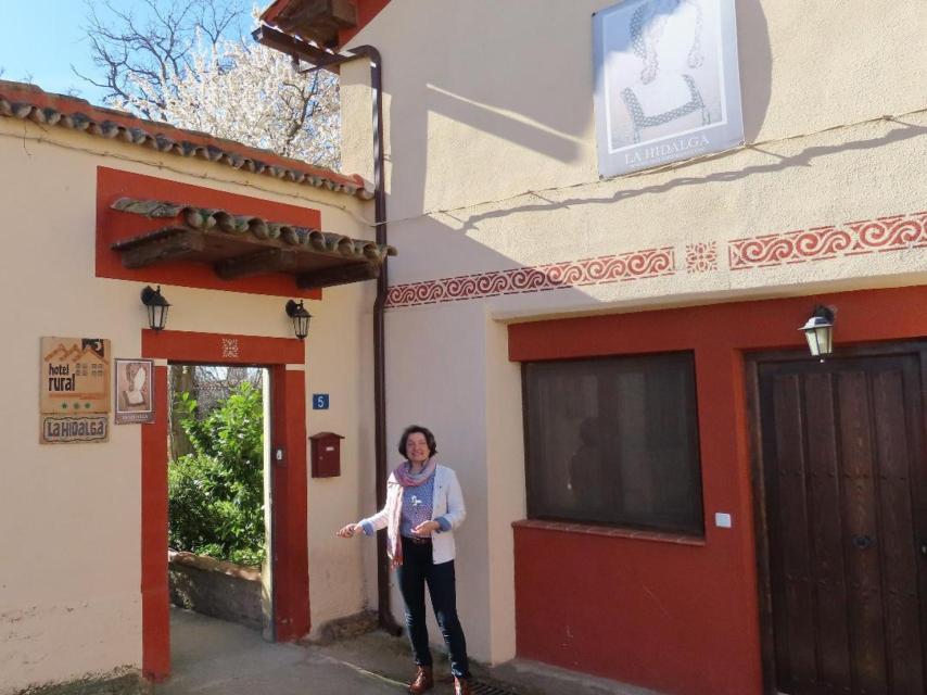 Claudia a las puertas de su ecohotel
