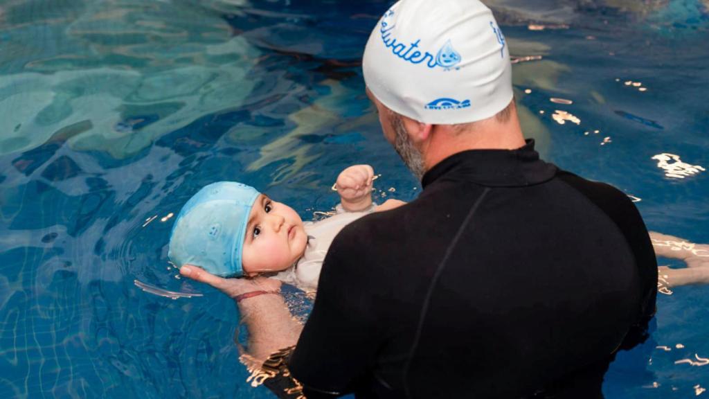 Ibai en una piscina