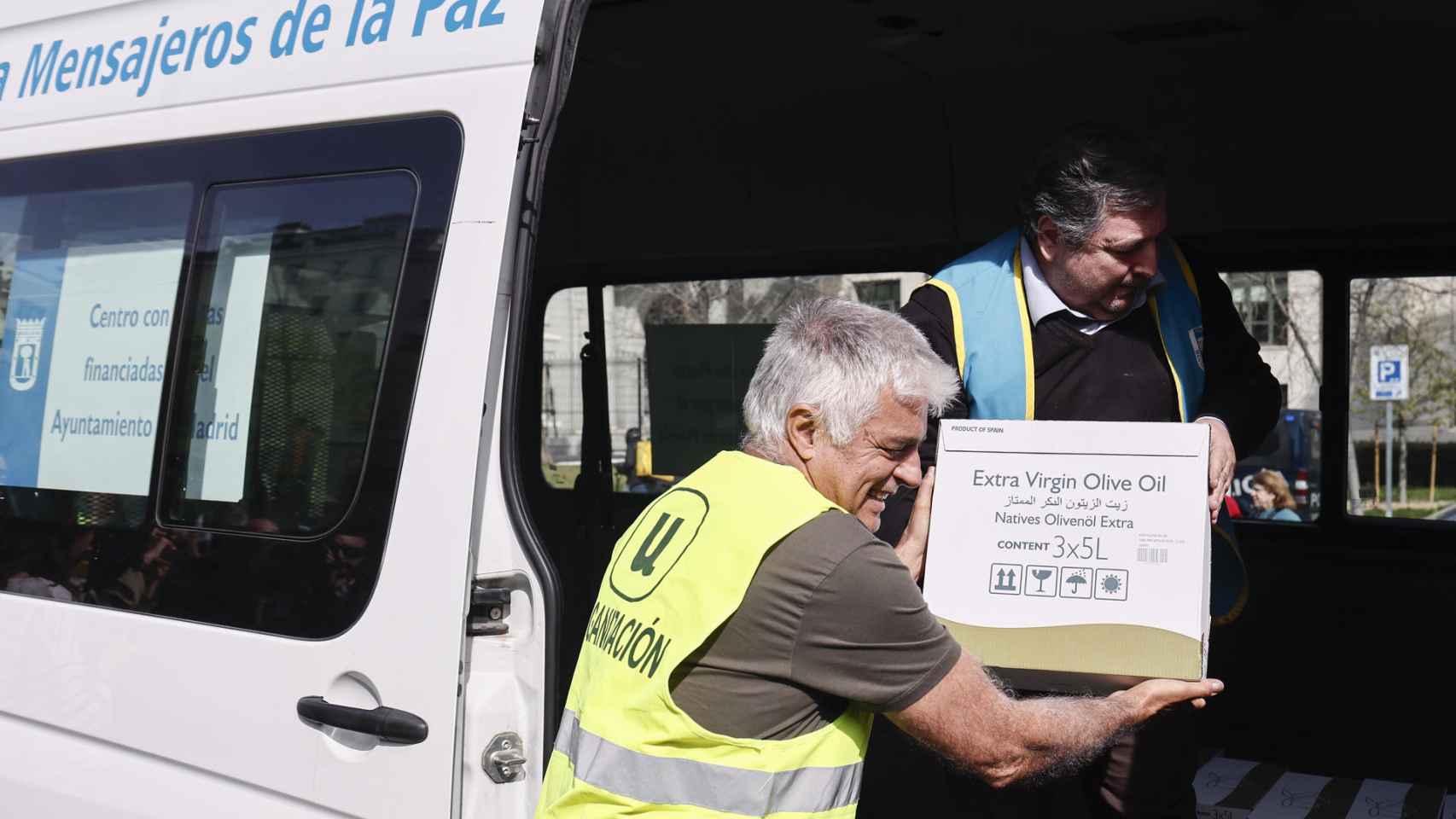 Unión de Uniones de Agricultores y Ganaderos hace una donación de 125 litros de aceite de oliva a la ONG Mensajeros de la Paz este domingo.