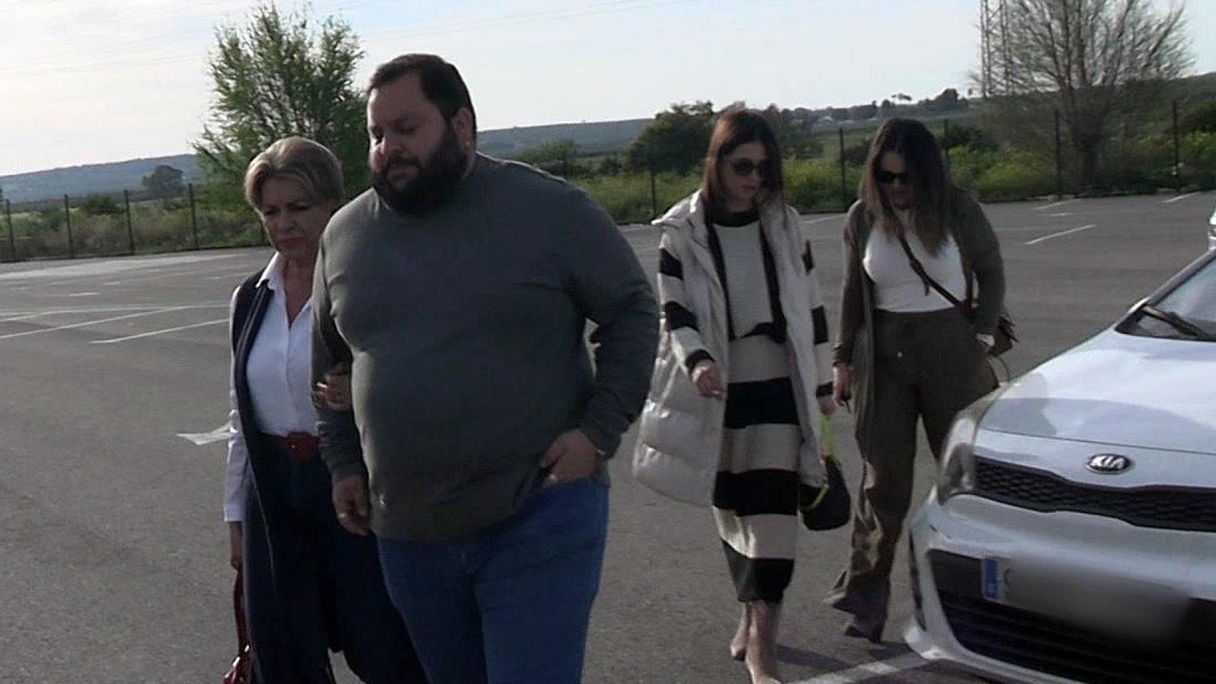 Los familiares de Antonio llegando a la prisión, este domingo, 17 de marzo.