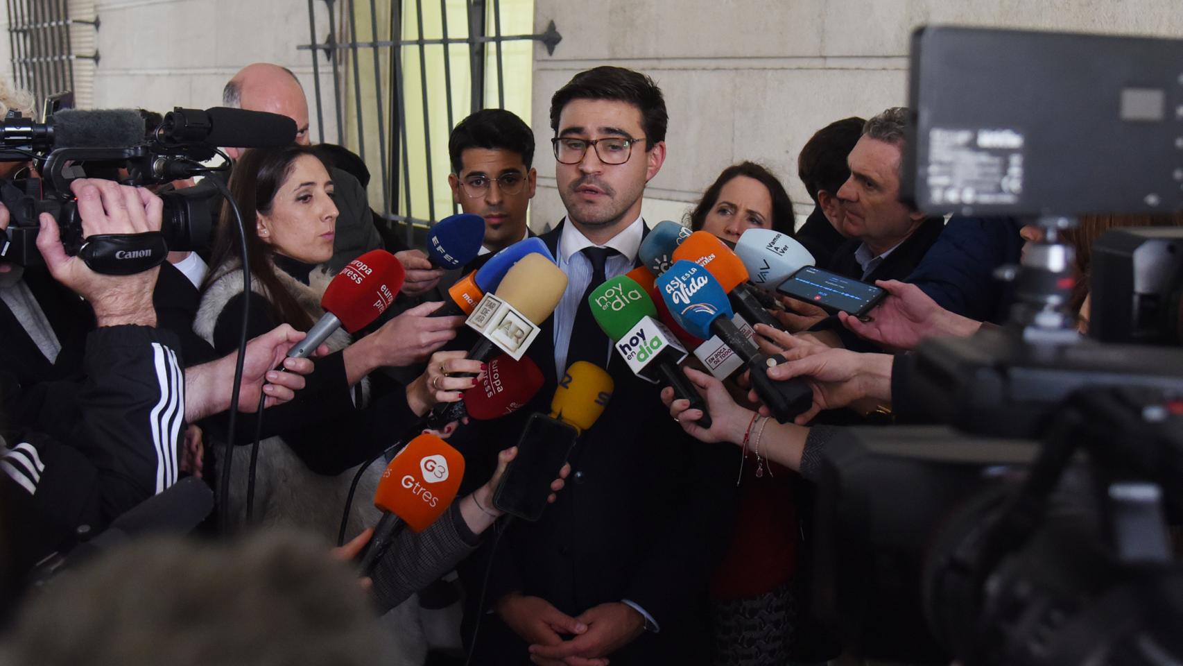 Fernando Velo, abogado de Tejado, atendiendo a la prensa.