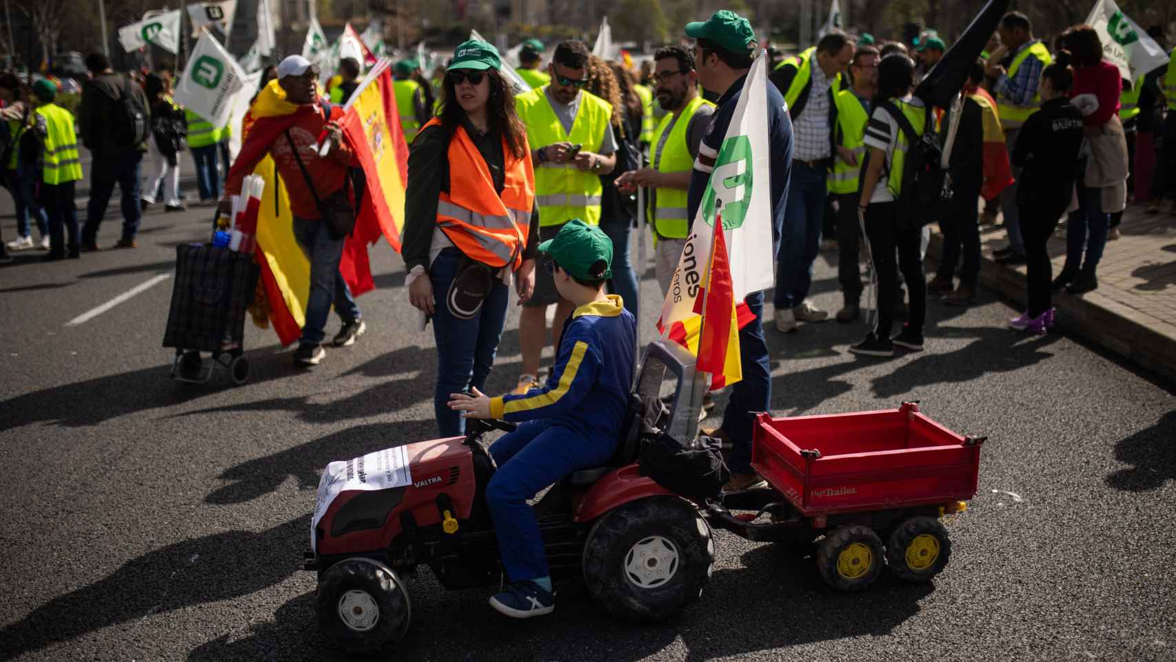 Un niño con un tractor de juguete en la protesta de este domingo en Madrid.